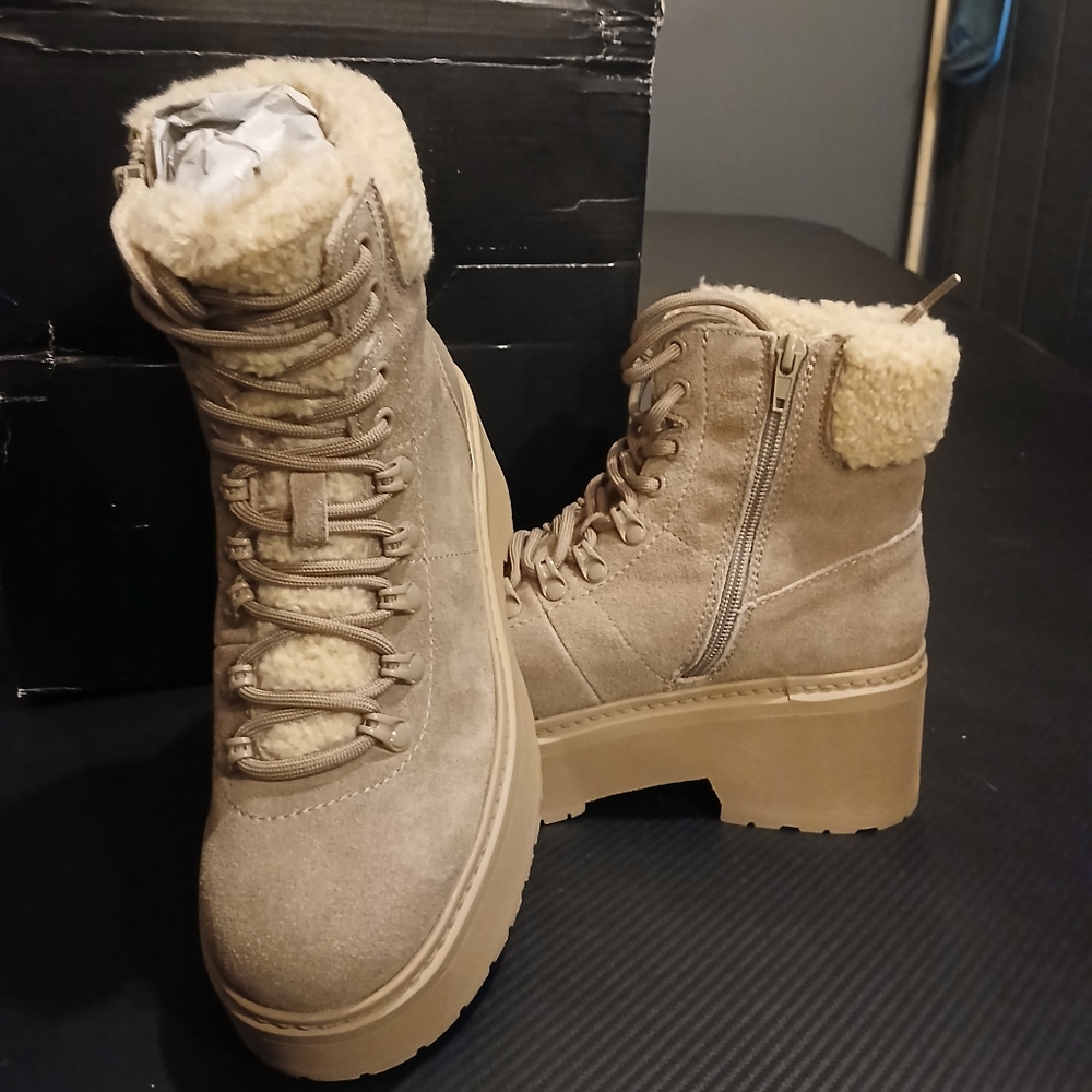 Aqua, size 7.5, tan